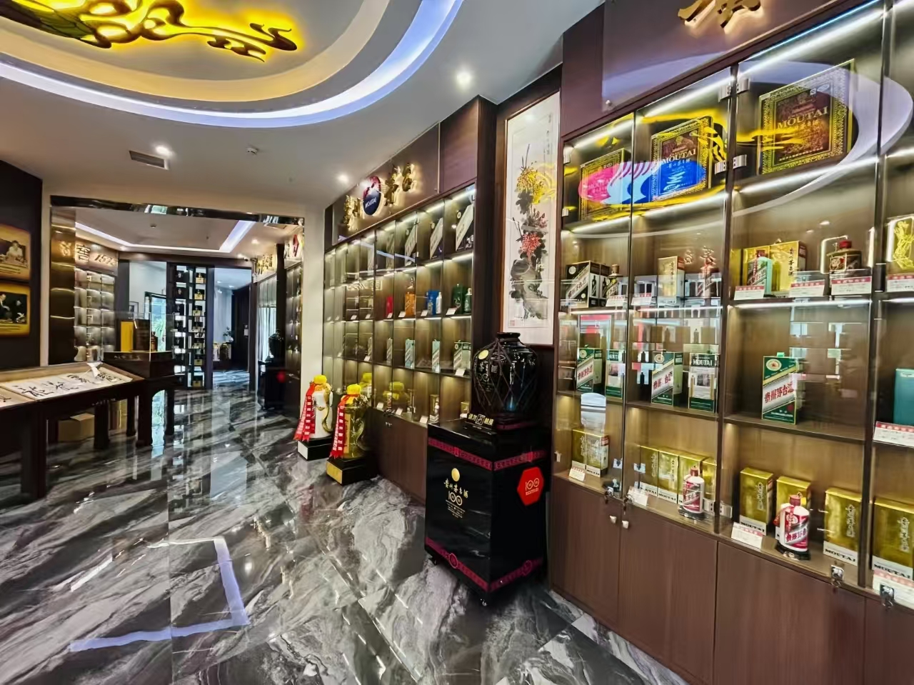 南京煙酒展柜柜臺(tái)設(shè)計(jì)定制-中強(qiáng)展柜廠